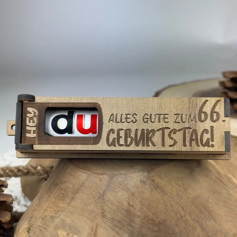 Hellbraune Holzbox als Geburtstags-Geschenkbox mit Duplo für kreative Geschenkideen