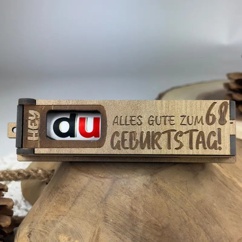 Hellbraune Holzbox mit Duplo als Geburtstags-Geschenkbox, ideal für kreative Geschenke