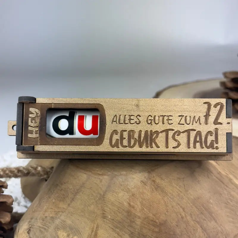 Hellbraune Holzbox mit Duplo als Geburtstags-Geschenkbox, langlebig und stilvoll