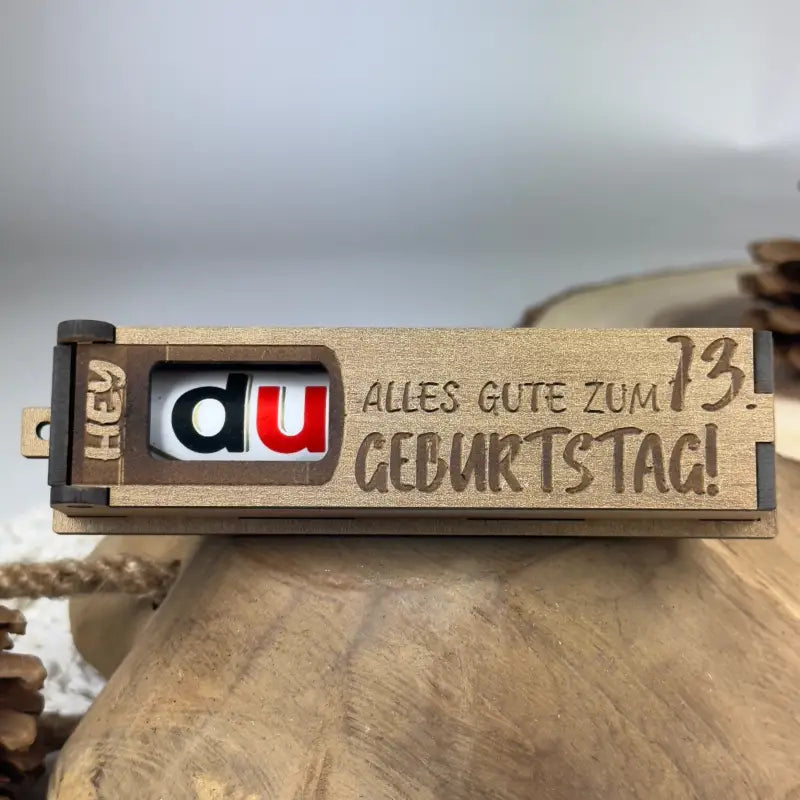 Hellbraune Holzbox mit Duplo als Geburtstags-Geschenkbox, langlebig und umweltfreundlich