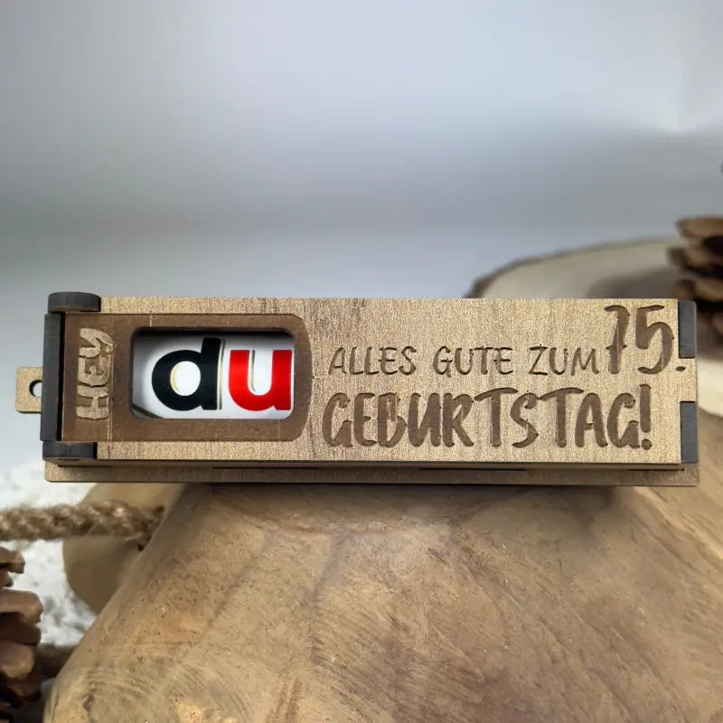 Hellbraune Holzbox als Geburtstags-Geschenkbox mit Duplo für besondere Anlässe