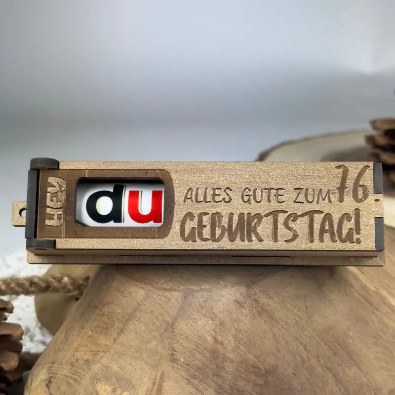 Hellbraune Holzbox mit Du und Geburtstagsnachricht als Geschenkverpackung