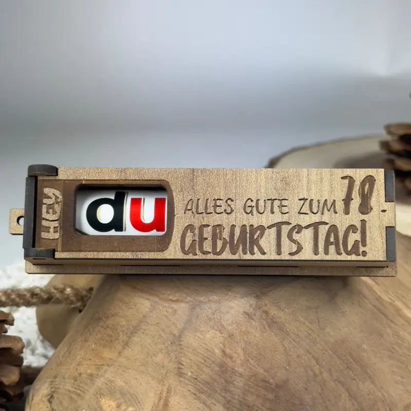 Hellbraune Holzbox mit Duplo als Geburtstags-Geschenkbox, langlebig und stilvoll