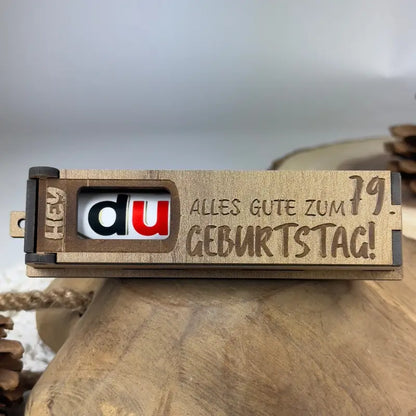Hellbraune Holzbox mit Duplo als Geburtstags-Geschenkbox, langlebig und dekorativ