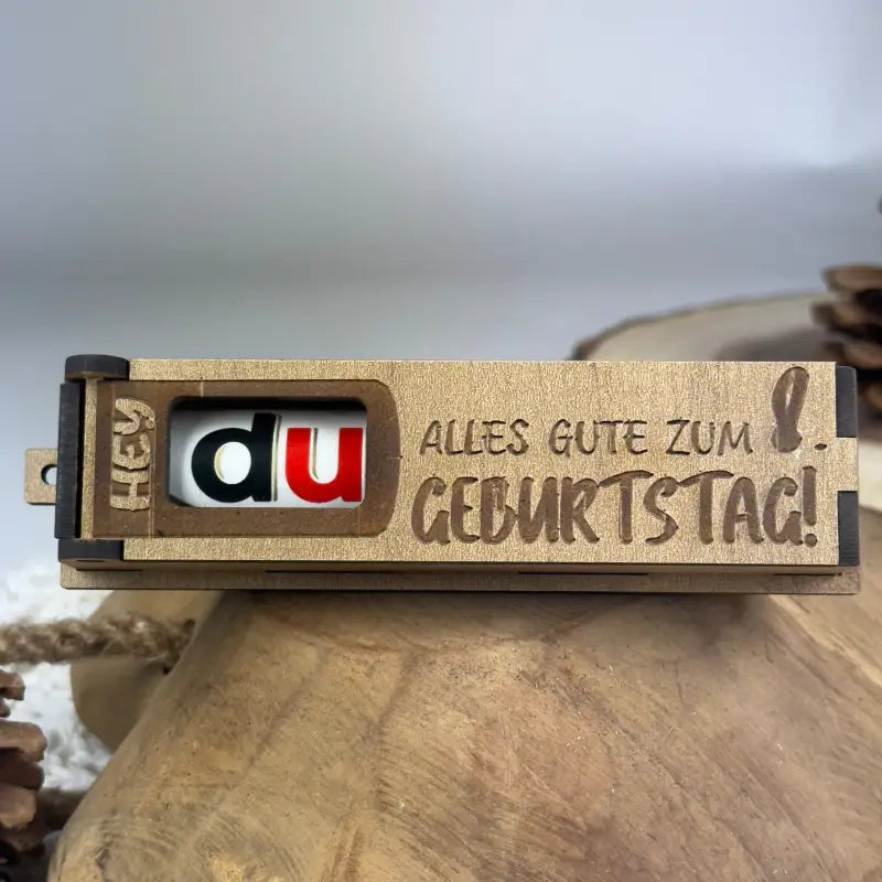 Hellbraune Holzbox mit Geburtstagsspruch, ideales Geschenk für Freunde und Familie