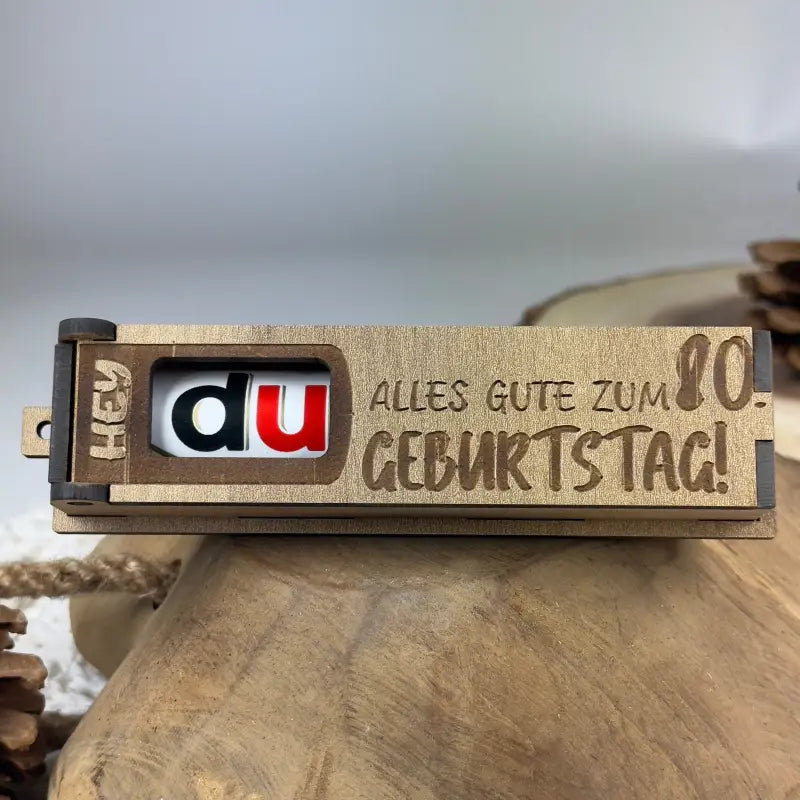Hellbraune Holzbox mit Duplo als Geburtstags-Geschenkbox, nachhaltige Geschenkidee