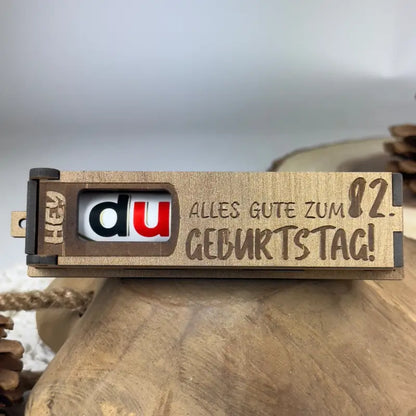 Hellbraune Holzbox mit Geburtstagsbotschaft für kreative Geschenkideen