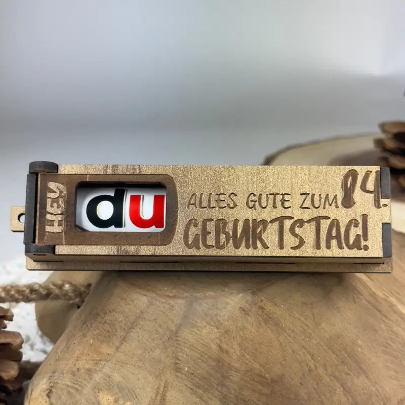 Hellbraune Holzbox mit Duplo als Geburtstags-Geschenkbox, nachhaltige Geschenkeidee