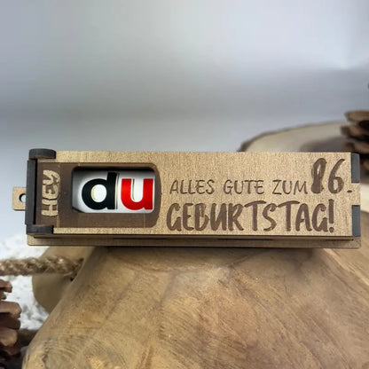 Hellbraune Holzbox als Geburtstags-Geschenkbox mit Duplo, stylisches Holzgeschenk