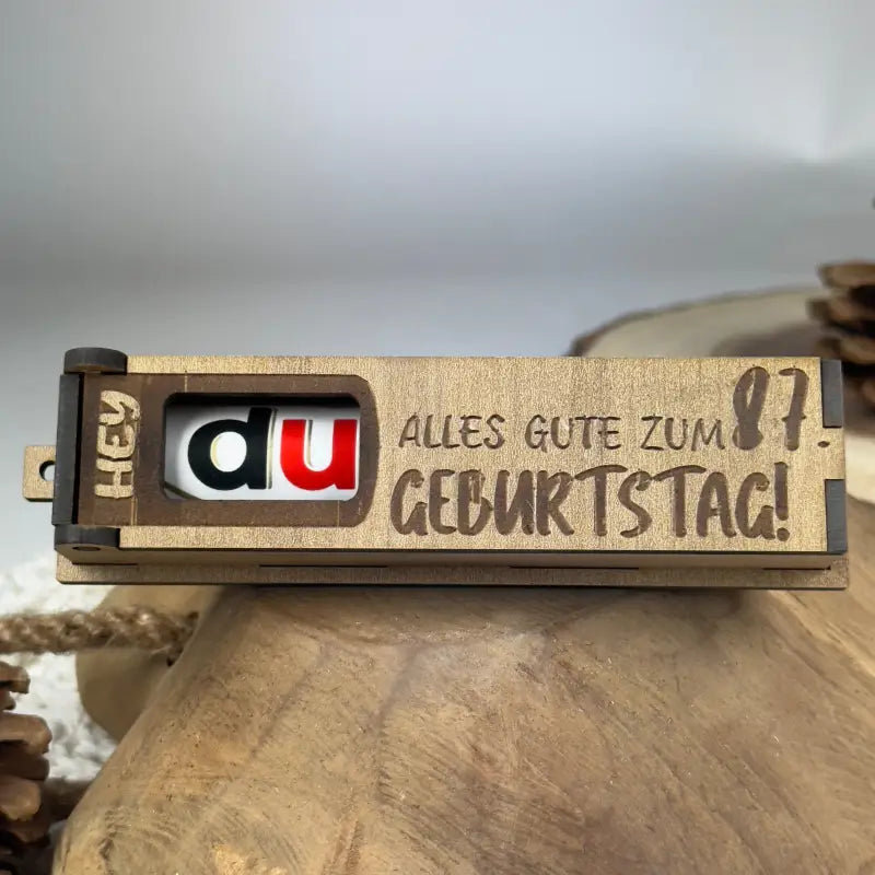 Hellbraune Holzbox mit Duplo als Geburtstags-Geschenkbox, perfekte hellbraune Holzbox für Geschenkideen