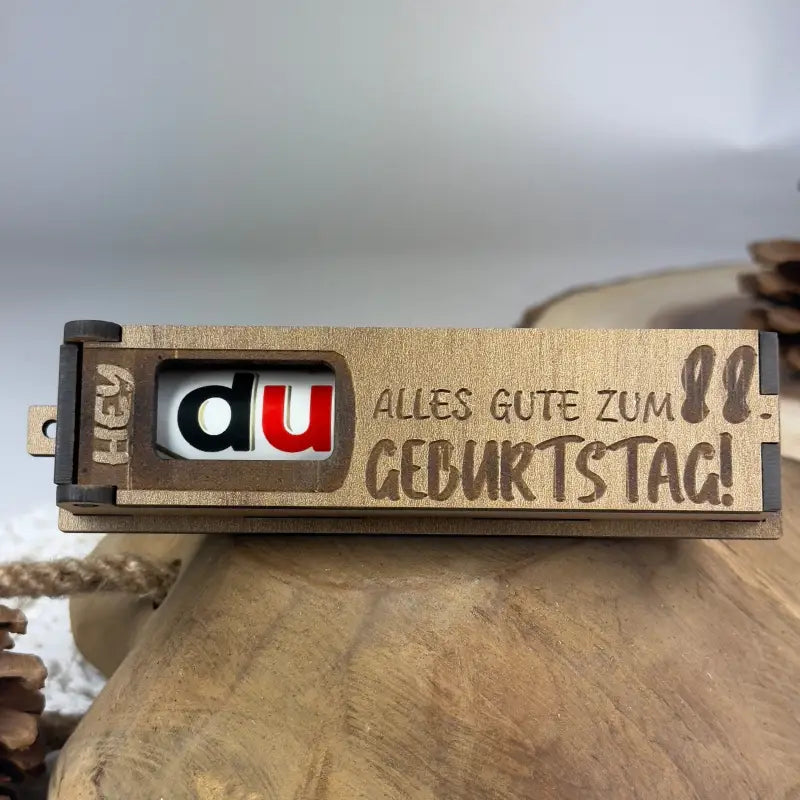 Hellbraune Holzbox mit Candy Dispenser als perfektes Geburtstagsgeschenk