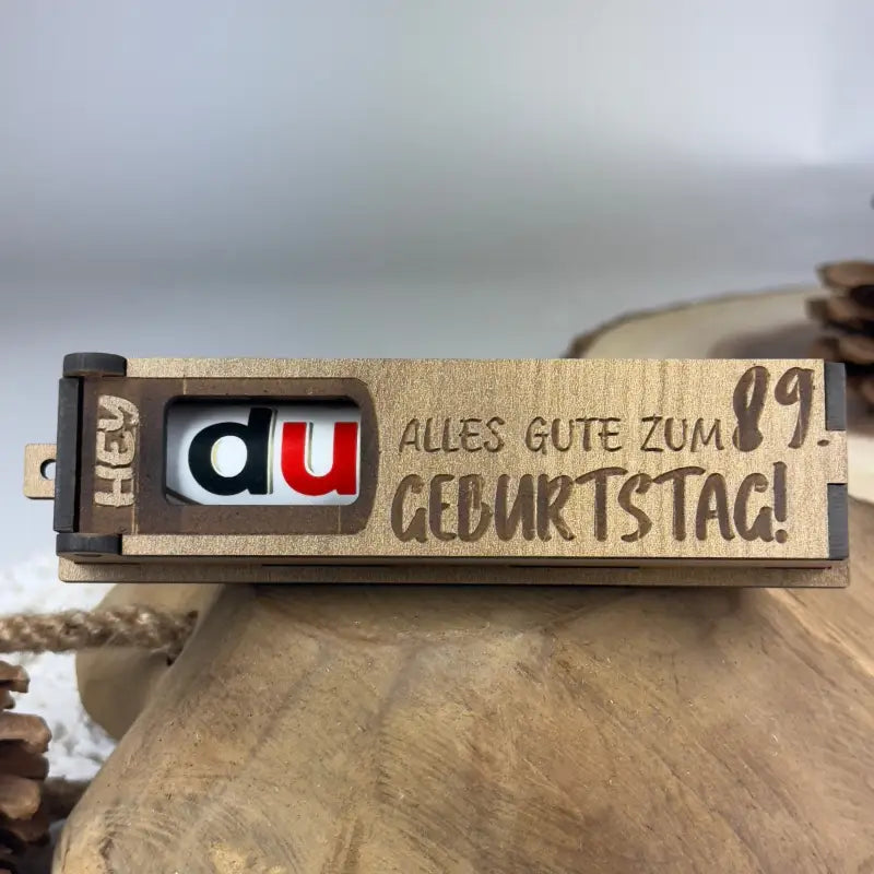 Hellbraune Holzbox mit Duplo als Geburtstags-Geschenkbox, hochwertig und nachhaltig