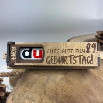 Hellbraune Holzbox mit Duplo als Geburtstags-Geschenkbox, hochwertig und nachhaltig