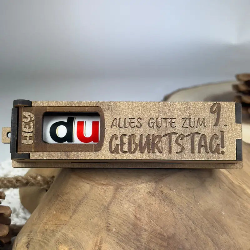 Hellbraune Holzbox mit Duplo als Geburtstags-Geschenkbox, rustikale Holzverpackung