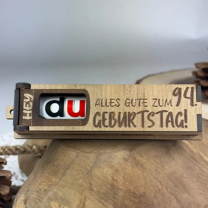 Hellbraune Holzbox als Geburtstags-Geschenkbox, robust und stilvoll aus Holz