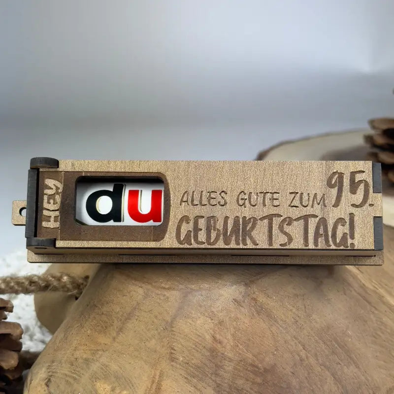 Hellbraune Holzbox als Geburtstags-Geschenkbox mit Duplo für besondere Anlässe