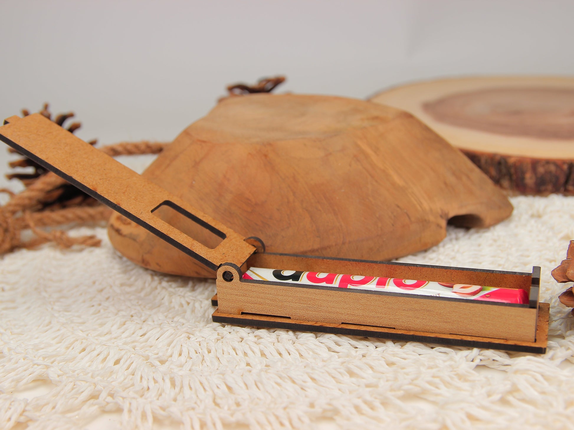 Hellbraune Holzbox mit Duplo als Geburtstags-Geschenkbox, kleine Holzschachtel