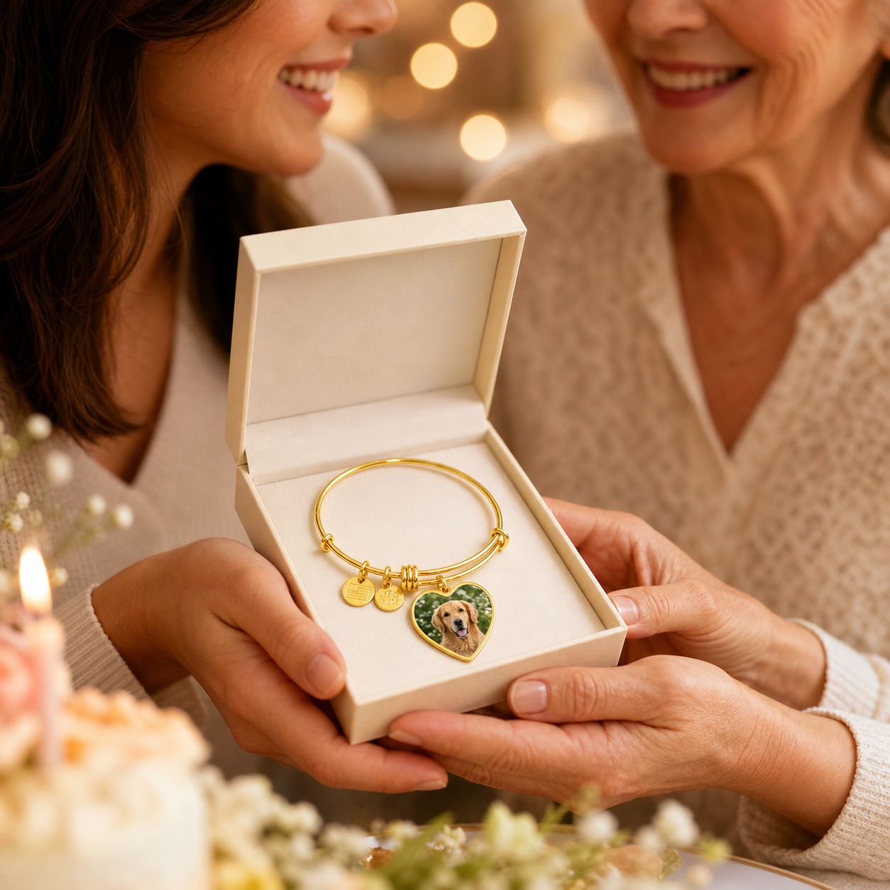 Goldfarbener Herz-Fotoarmreif als persönliches Geschenk