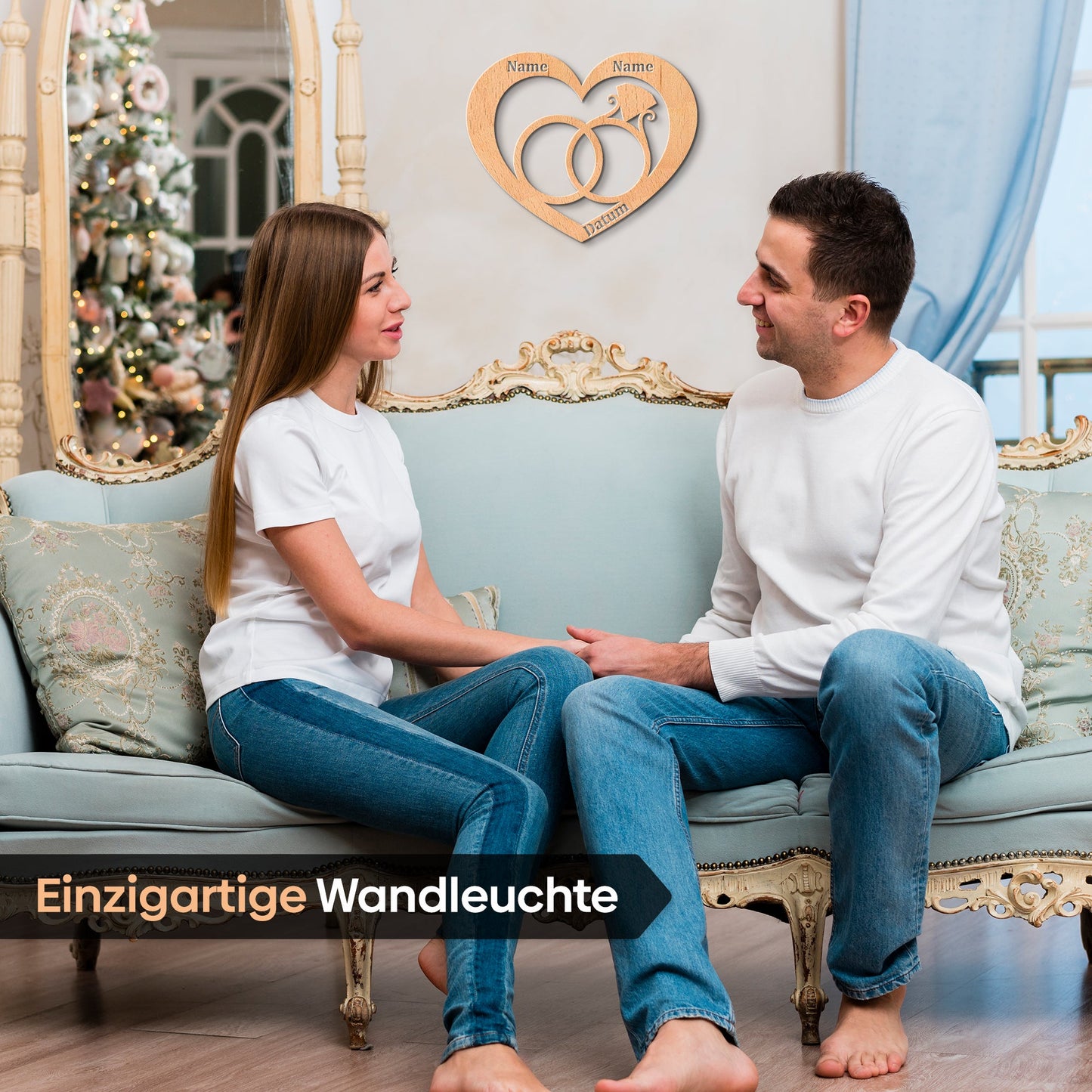 Herzförmiges Holzschild mit verschlungenen Ringen für Hochzeitsnamen und Datum