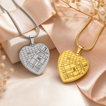 Personalisierte Herz-Kartenkette in Silber und Gold auf Geschenkband