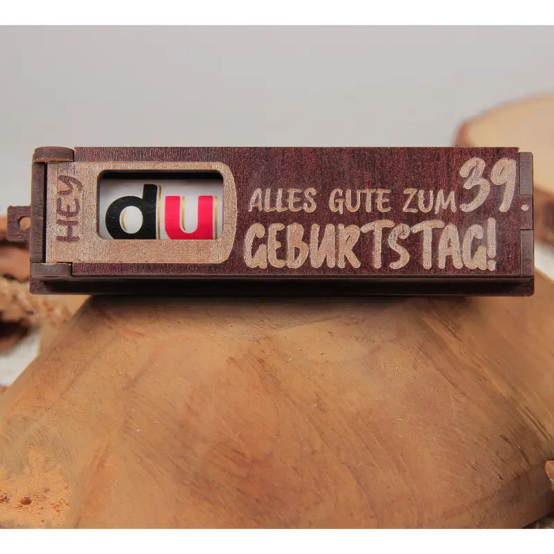 Dunkelbraune Holz Geschenkbox mit drehbaren Buchstaben zum Geburtstag