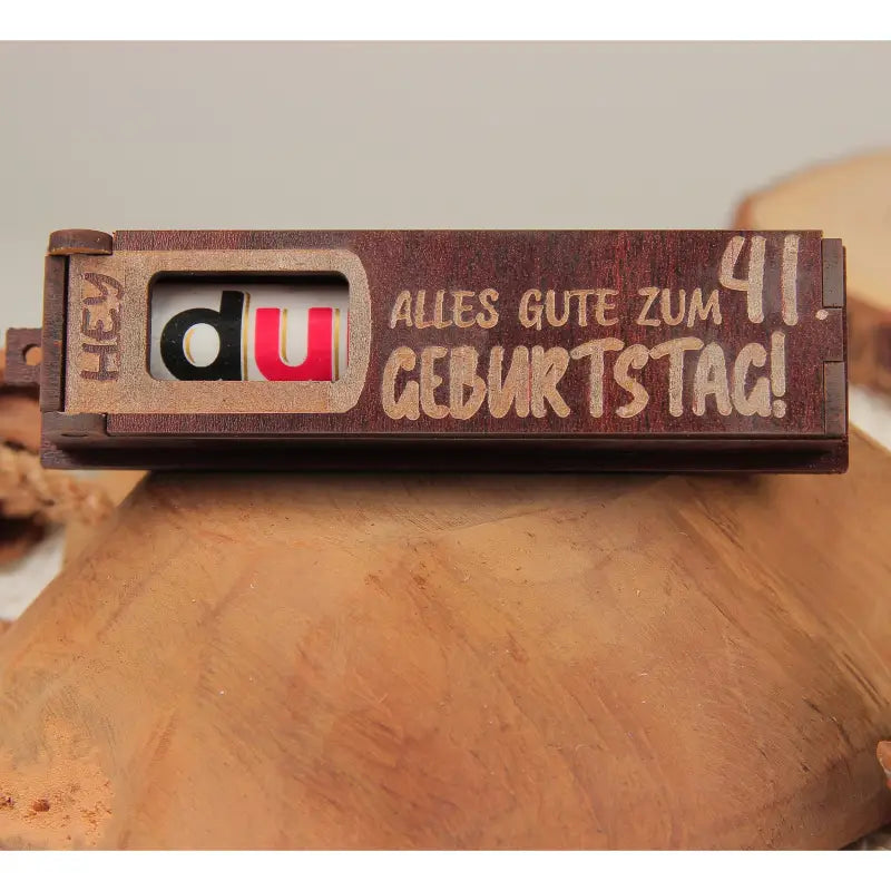 Holz Geburtstag Geschenkbox dunkelbraun mit drehbaren Buchstaben für personalisierte Grüße