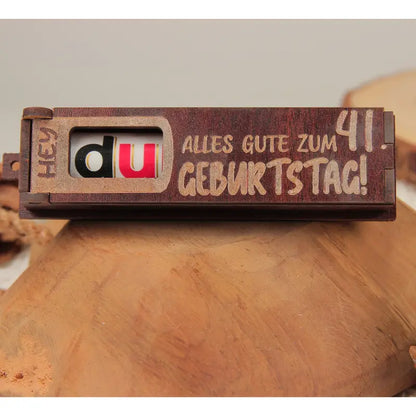 Holz Geburtstag Geschenkbox dunkelbraun mit drehbaren Buchstaben für personalisierte Grüße