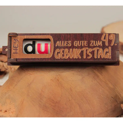 Holz Geburtstag Geschenkbox in Dunkelbraun mit drehbaren Buchstaben zur Feier