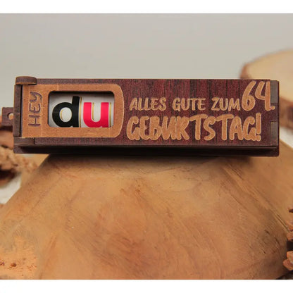 Holz Geburtstagsbox dunkelbraun mit drehbaren Buchstaben für kreative Geburtstagsgrüße