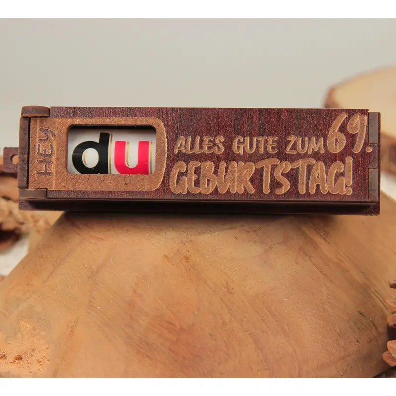 Holz Geburtstag Geschenkbox dunkelbraun mit drehbaren Buchstaben als Dekoration
