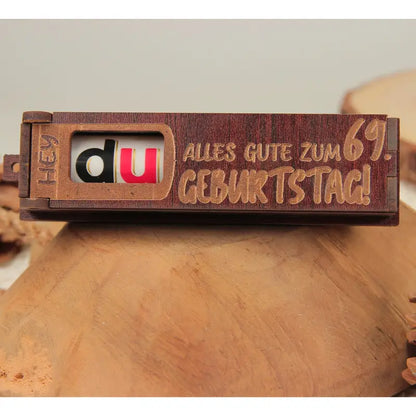 Holz Geburtstag Geschenkbox dunkelbraun mit drehbaren Buchstaben als Dekoration