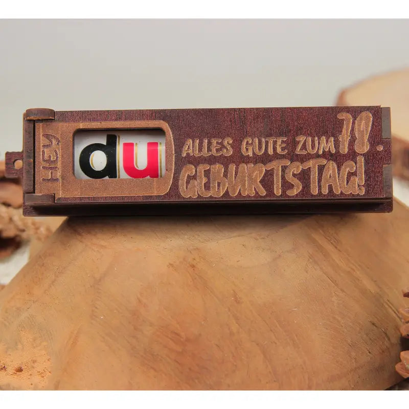 Dunkelbraune Holz Geschenkbox mit drehbaren Buchstaben für Geburtstag