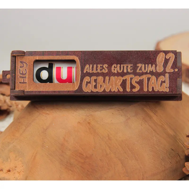 Holz Geschenkbox dunkelbraun mit drehbaren Buchstaben und Geburtstag Inscription