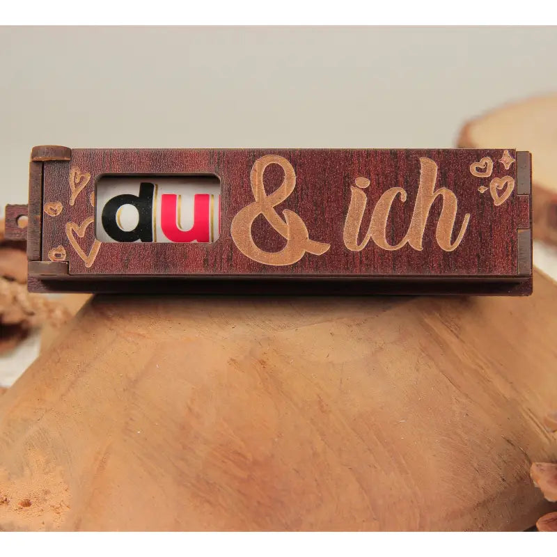 Holzkiste Geschenkbox mit rotierenden Buchstaben und der Botschaft du schaffst das gold wert