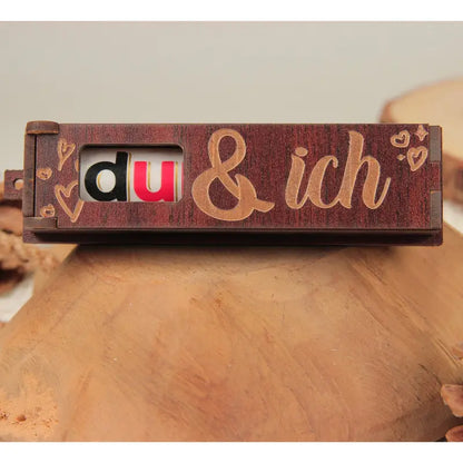 Holzkiste Geschenkbox mit rotierenden Buchstaben und der Botschaft du schaffst das gold wert