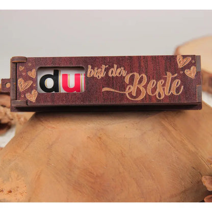 Engraved wooden box with rotating letters für du schaffst das und gold wert Geschenkkiste