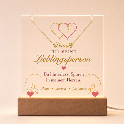 Beleuchtete Acrylplatte Lieblingsperson mit Holzsockel und personalisierter Namenskette