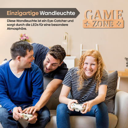 Drei junge Erwachsene im Game Zone mit LED Wandlampe für Gaming Zimmer, entspanntes Spielen