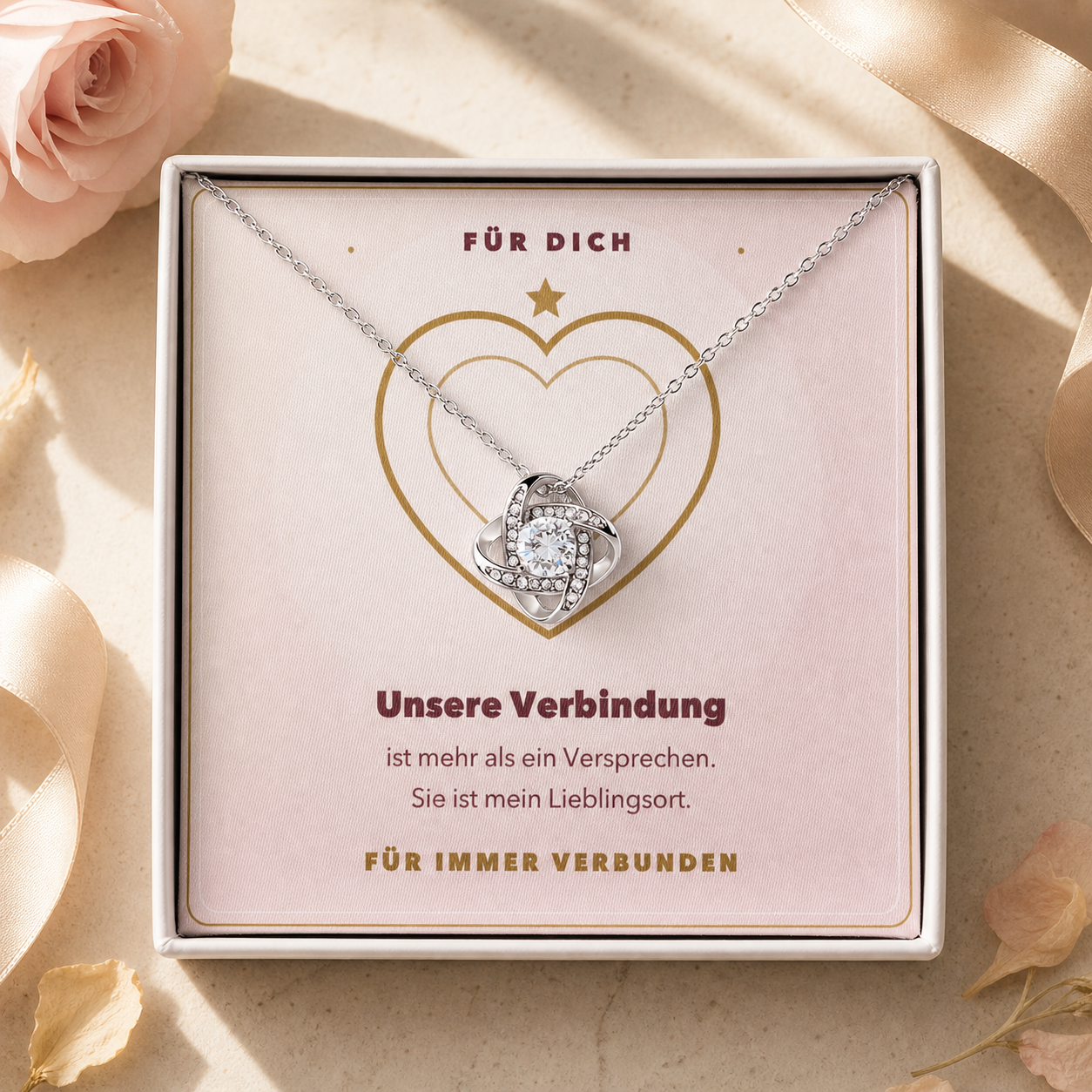 Love-Knot-Halskette mit Motivkarte in romantischer Geschenkinszenierung