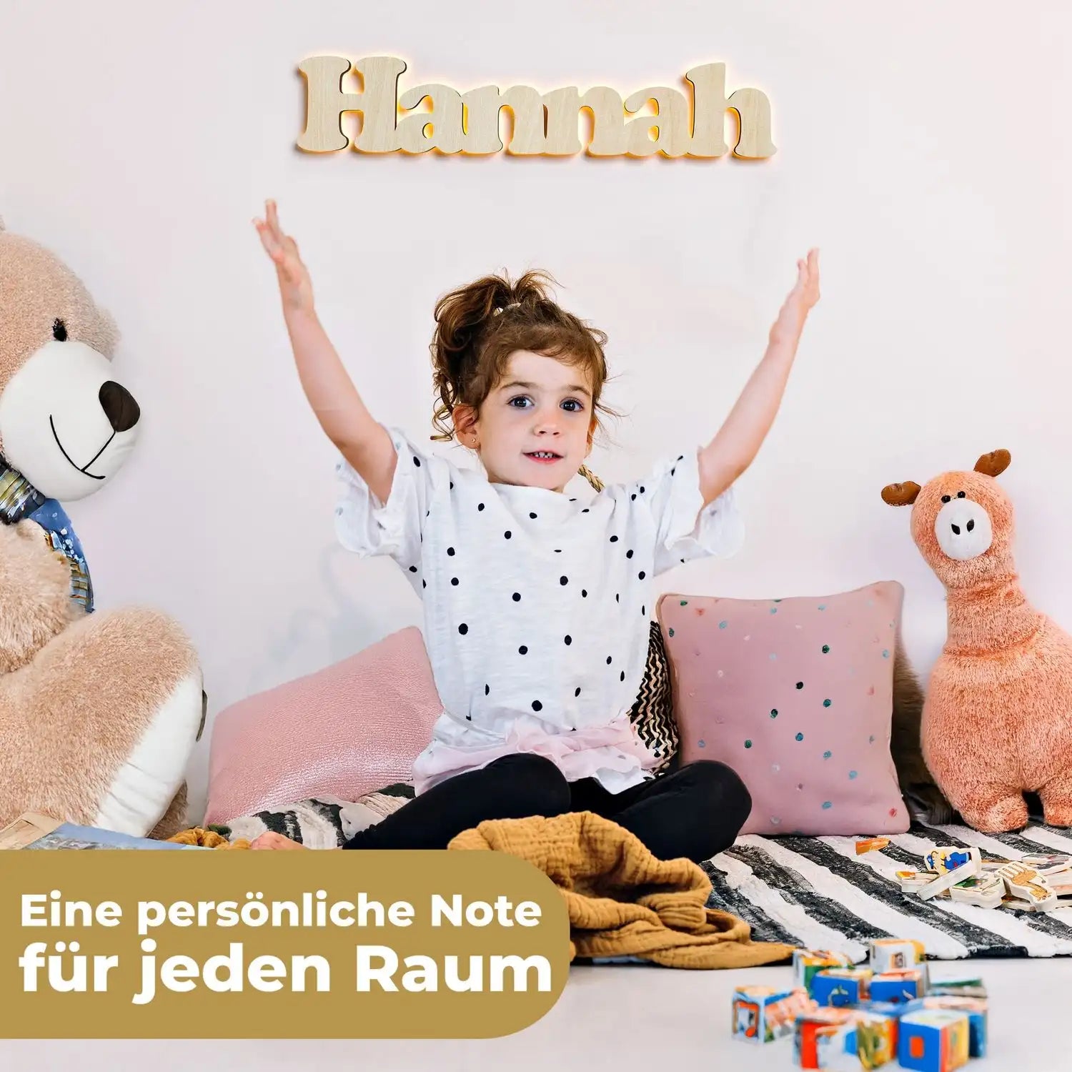 Junge Mädchen mit dunklen Locken in Polka-Dot-Shirt und schwarzen Hosen spielt fröhlich