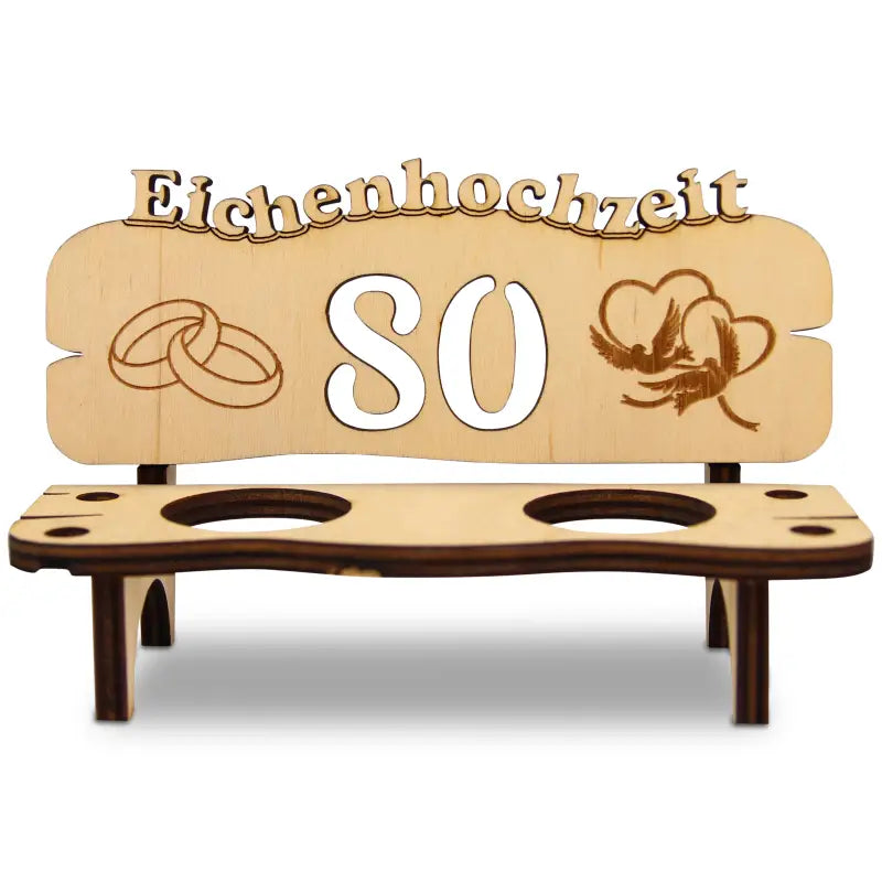 Schnapsbank aus Holz mit Gravur und Cutouts als originelles Geschenk zur Hochzeit