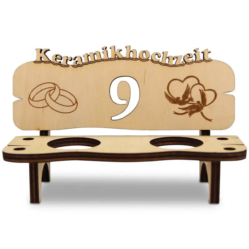 Schnapsbank aus Holz mit Gravur und Weinaufbewahrung als Geschenk zur Hochzeit