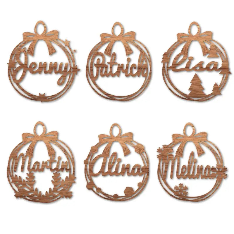 Holzene Weihnachtsanhänger mit gravierten Namen für personalisierte Dekorationen