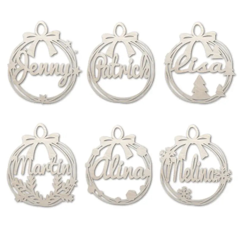 Personalisierter Weihnachtsanhänger aus Holz mit gravierten Namen für festliche Dekoration